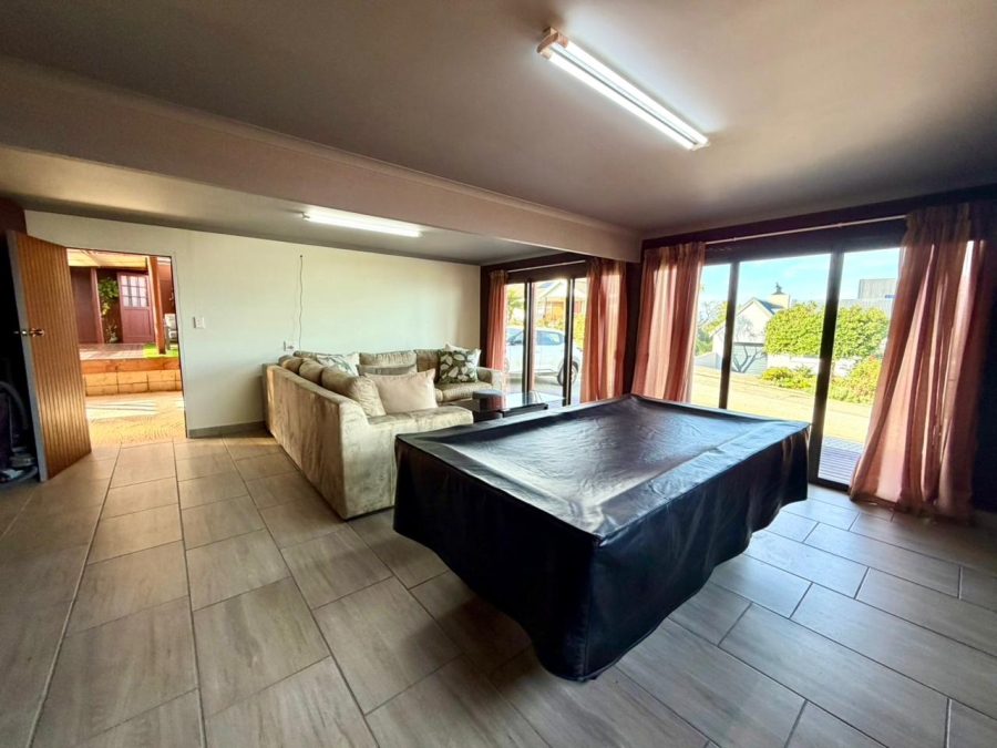 4 Bedroom Property for Sale in Herolds Bay Western Cape